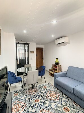 Living area - Vrbo Property (Toulon)