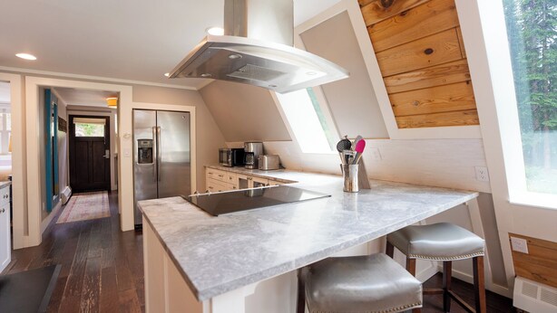 Coffee/tea maker, fridge, microwave, oven - Ridge And Pine Retreat: Long-Stay Lodging, Private Hot Tub (Breckenridge)