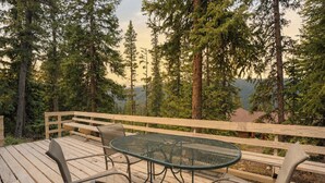Outdoor dining - Ridge And Pine Retreat: Long-Stay Lodging, Private Hot Tub (Breckenridge)