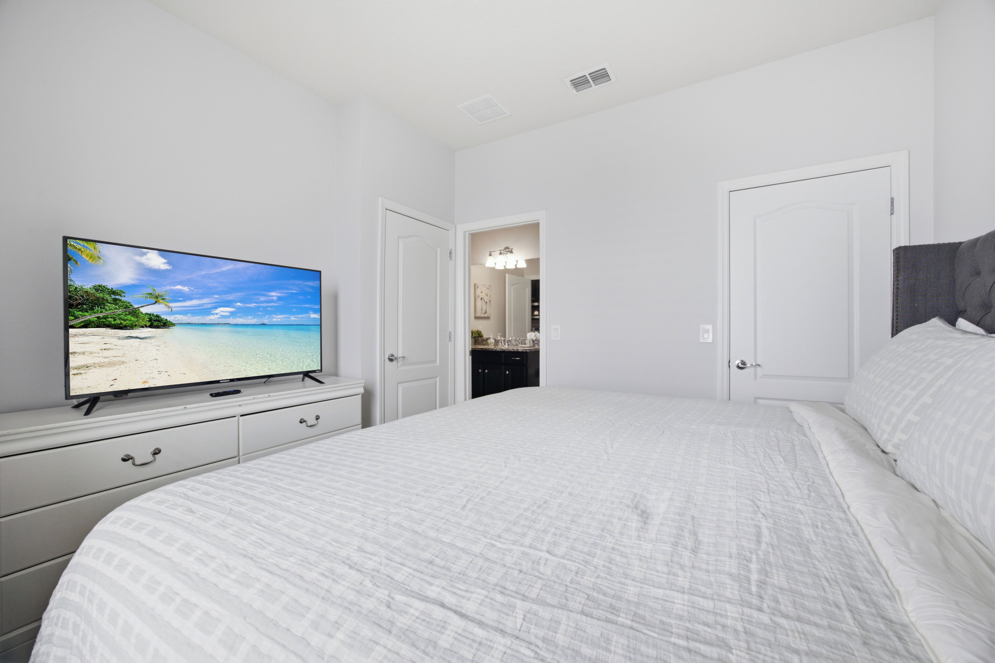 5 bedrooms, iron/ironing board, WiFi (free), bed sheets