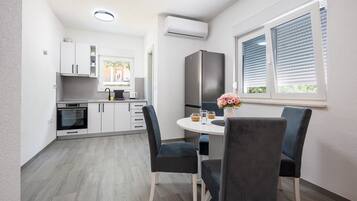 Fridge, oven, stovetop, cookware/dishes/utensils