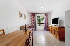 Apartment, 2 Schlafzimmer, Stadtblick | Wohnzimmer
