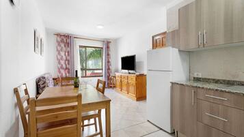 Apartment, 2 Bedrooms, City View | Dining room