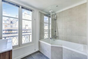 Apartment | Badezimmer | Badewanne, Haartrockner, Handtücher, Shampoo