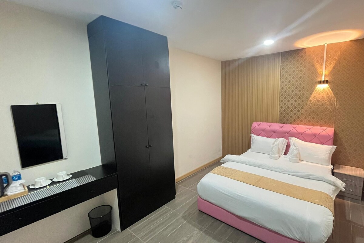 Standard Double Room | Meja, seterika/papan seterika, Wi-fi percuma 