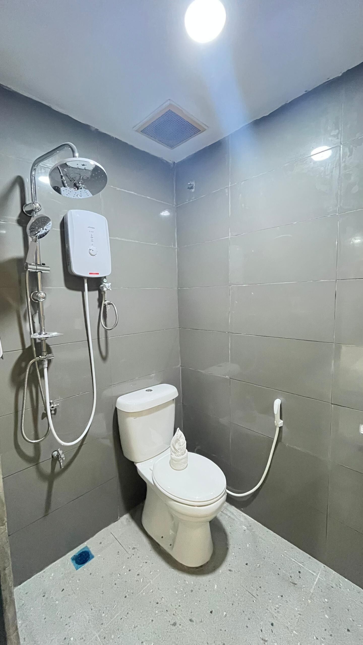 Standaard tweepersoonskamer | Badkamer | Een douche, pantoffels, handdoeken, zeep