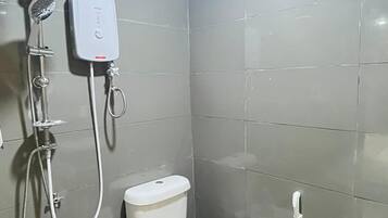 Standaard tweepersoonskamer | Badkamer | Een douche, pantoffels, handdoeken, zeep