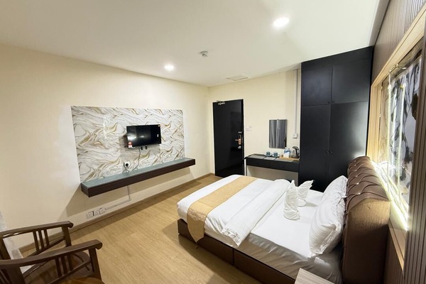 Deluxe Double Room, Balcony | Desk, iron/ironing board (on request), WiFi (free)