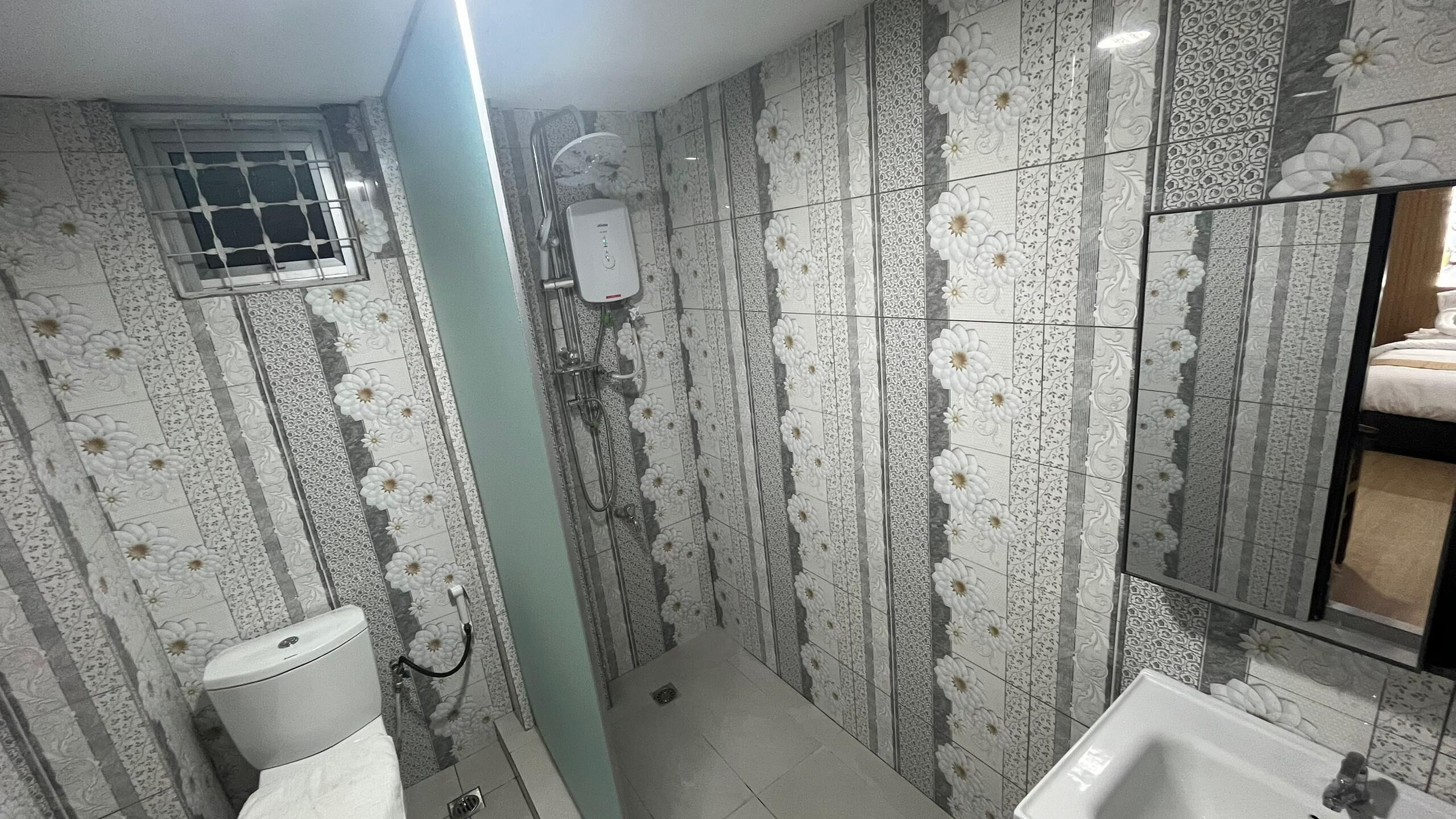 Deluxe Twin Room, Balcony | Bathroom | Shower, free toiletries, hair dryer, slippers