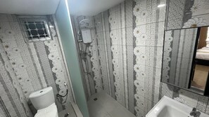 Deluxe-værelse med 2 enkeltsenge - balkon | Badeværelse | Bruser, gratis toiletartikler, hårtørrer, hjemmesko