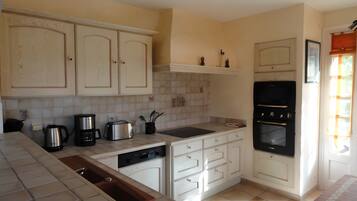 Coffee/tea maker, fridge, microwave, oven