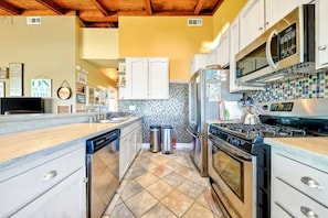 Coffee/tea maker, fridge, microwave, oven - Perfect for Families W/ Ocean Views, Walk To Beach! (San Diego)