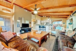 Living area - Amazing Location! Ocean Views, Walk To Beach* (San Diego)