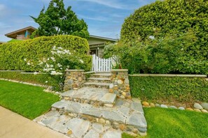 Property grounds - Amazing Location! Ocean Views, Walk To Beach* (San Diego)