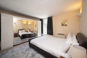 Iron/ironing board, travel cot, Internet, bed sheets - Stylish Stay Near Paddington and Little Venice (Greater London)