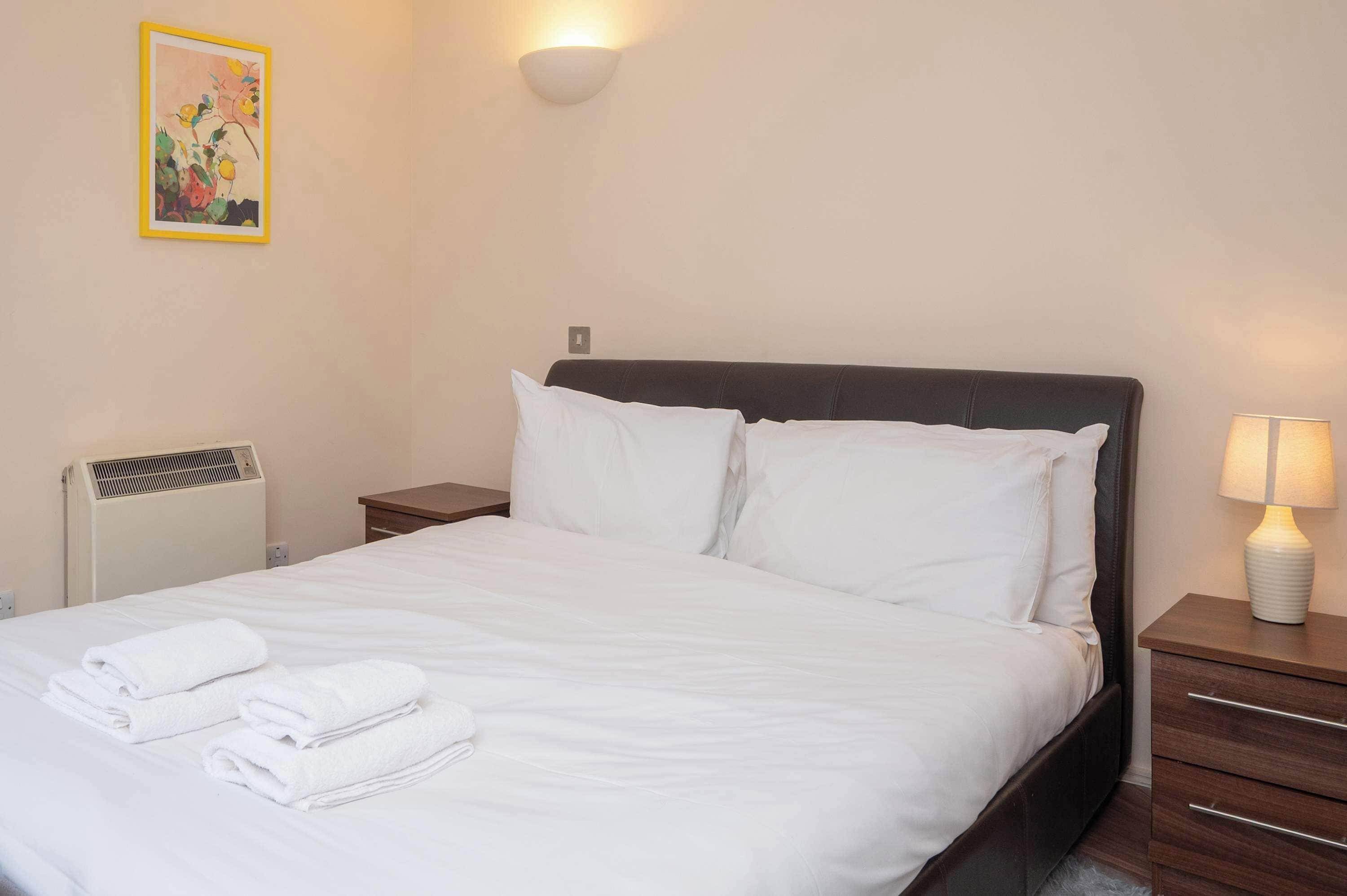 1 quarto, ferros/tábuas de passar roupa, berço de viagem