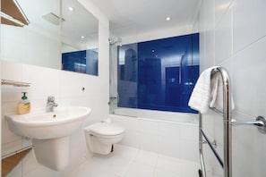 Shower, hair dryer, shampoo - Stylish Stay Near Paddington and Little Venice (Greater London)