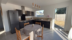 Private kitchen - La Baule, between the sea and the countryside, 5 minutes from the golf course, 3.9 km from the beach. (La Baule-Escoublac)
