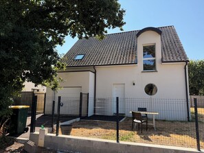 A single-story building with a tiled roof, a small window, and a door. - La Baule, between the sea and the countryside, 5 minutes from the golf course, 3.9 km from the beach. (La Baule-Escoublac)