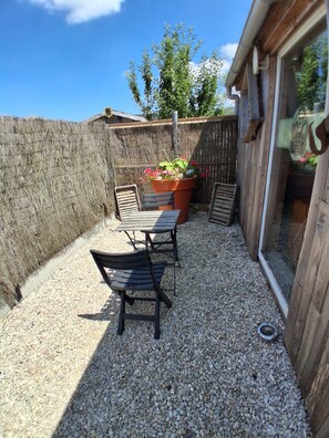 Outdoor dining - Vrbo Property (Winnezeele)