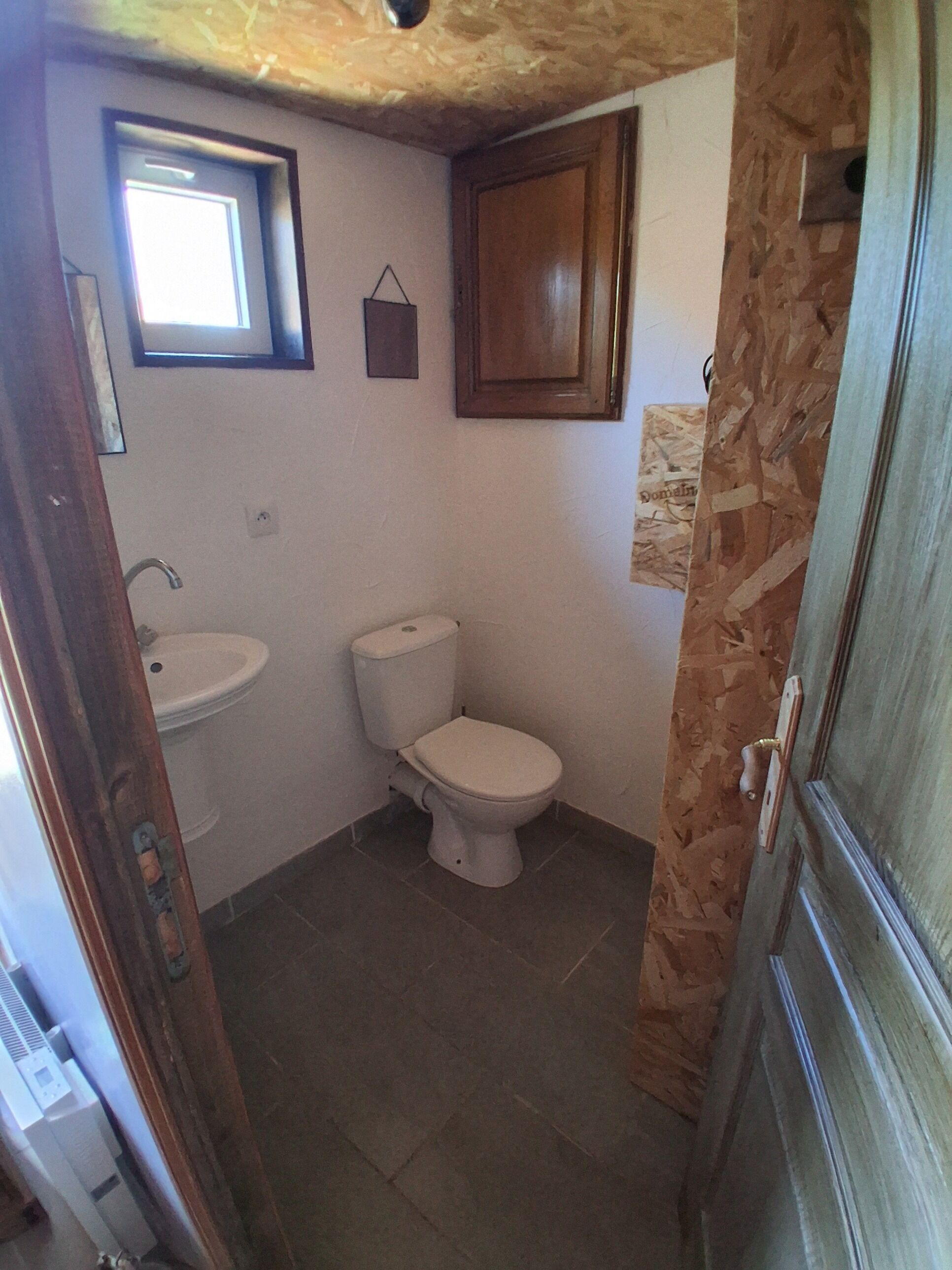 Jetted tub, towels, toilet paper