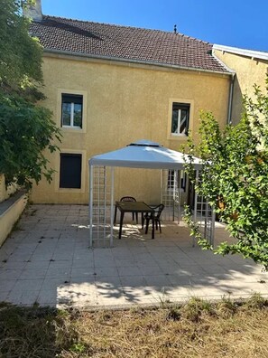 Outdoor dining - Homerez - Home in Cemboing (Cemboing)