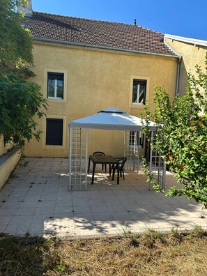 Outdoor dining - Homerez - Home in Cemboing (Cemboing)