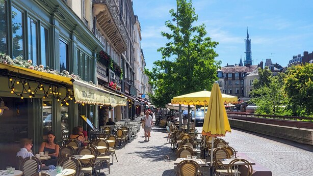 Outdoor dining - Le Cocon: A Cozy Haven in the Heart of Rouen (Rouen)