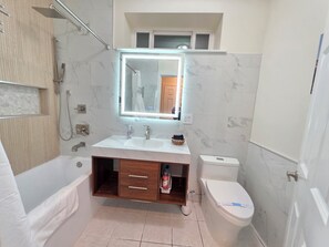 Haartrockner, Handtücher, Seife, Toilettenpapier