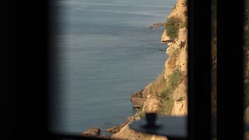 Deluxe Room, Balcony, Sea View | Interior