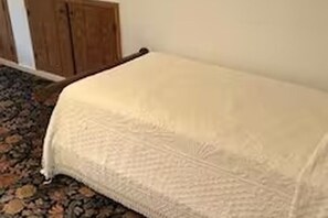 Room - Cozy 4-bedroom house a block away from the beach with A/C. (Stone Harbor)