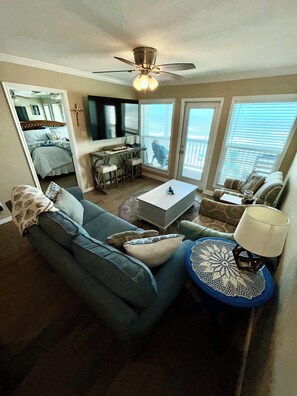 Room - Serene 2-bedroom condo with AC in charming Galveston (Galveston)