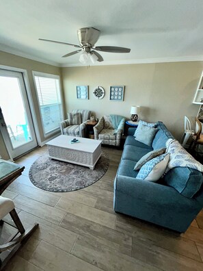 Living area - Serene 2-bedroom condo with AC in charming Galveston (Galveston)