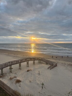 Ein Strand mit einer Holzsteg und einem Sandstrand.