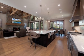 Interior - Ultra Luxury Mountain Retreat on 9 Acres - 4 Miles to Purg - Hot Tub/BBQ/AC (Durango)