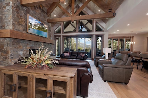 Ultra Luxury Mountain Retreat on 9 Acres - 4 Miles to Purg - Views/Hot Tub/AC