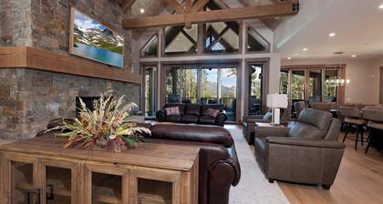 Ultra Luxury Mountain Retreat on 9 Acres - 4 Miles to Purg - Views/Hot Tub/AC