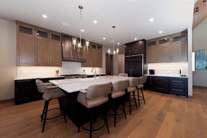 Fridge, microwave, oven, stovetop - Ultra Luxury Mountain Retreat on 9 Acres - 4 Miles to Purg - Hot Tub/BBQ/AC (Durango)
