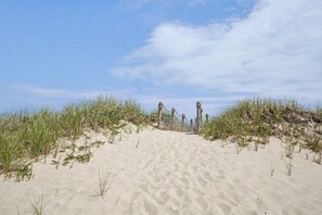 On the beach - Waterfront, Steps to Beach, Classic Cape Cottage (Sandwich)