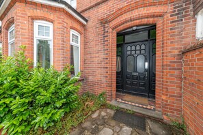 Exterior detail - Bright Cosy Studio Prime Location Central Caversham - Pass the Keys (Reading)