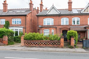 Exterior - Bright Cosy Studio Prime Location Central Caversham - Pass the Keys (Reading)
