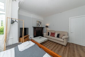 TV - Bright Cosy Studio Prime Location Central Caversham - Pass the Keys (Reading)