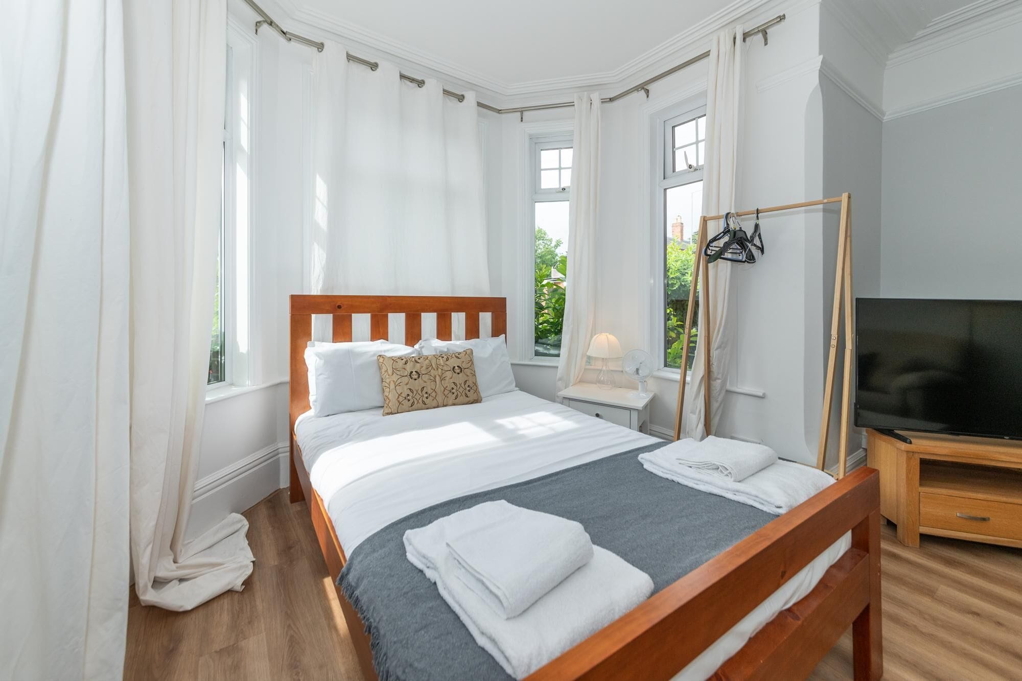 Iron/ironing board, free WiFi, bed sheets