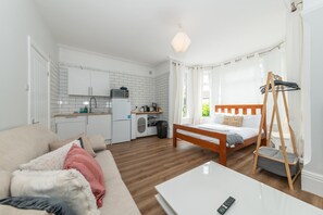 Living area - Bright Cosy Studio Prime Location Central Caversham - Pass the Keys (Reading)
