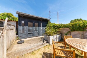 Outdoor dining - Cosy & Modern 2BR House with Home Office - Pass the Keys (Reading)