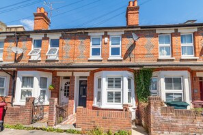 Exterior - Cosy & Modern 2BR House with Home Office - Pass the Keys (Reading)