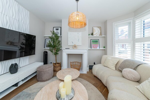 Living area - Cosy & Modern 2BR House with Home Office - Pass the Keys (Reading)