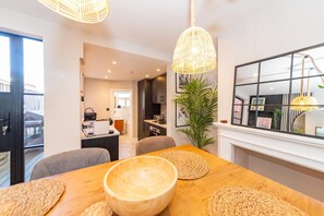 Dining - Cosy & Modern 2BR House with Home Office - Pass the Keys (Reading)