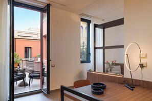 Un interior moderno con comedor, un espejo y vistas al exterior.