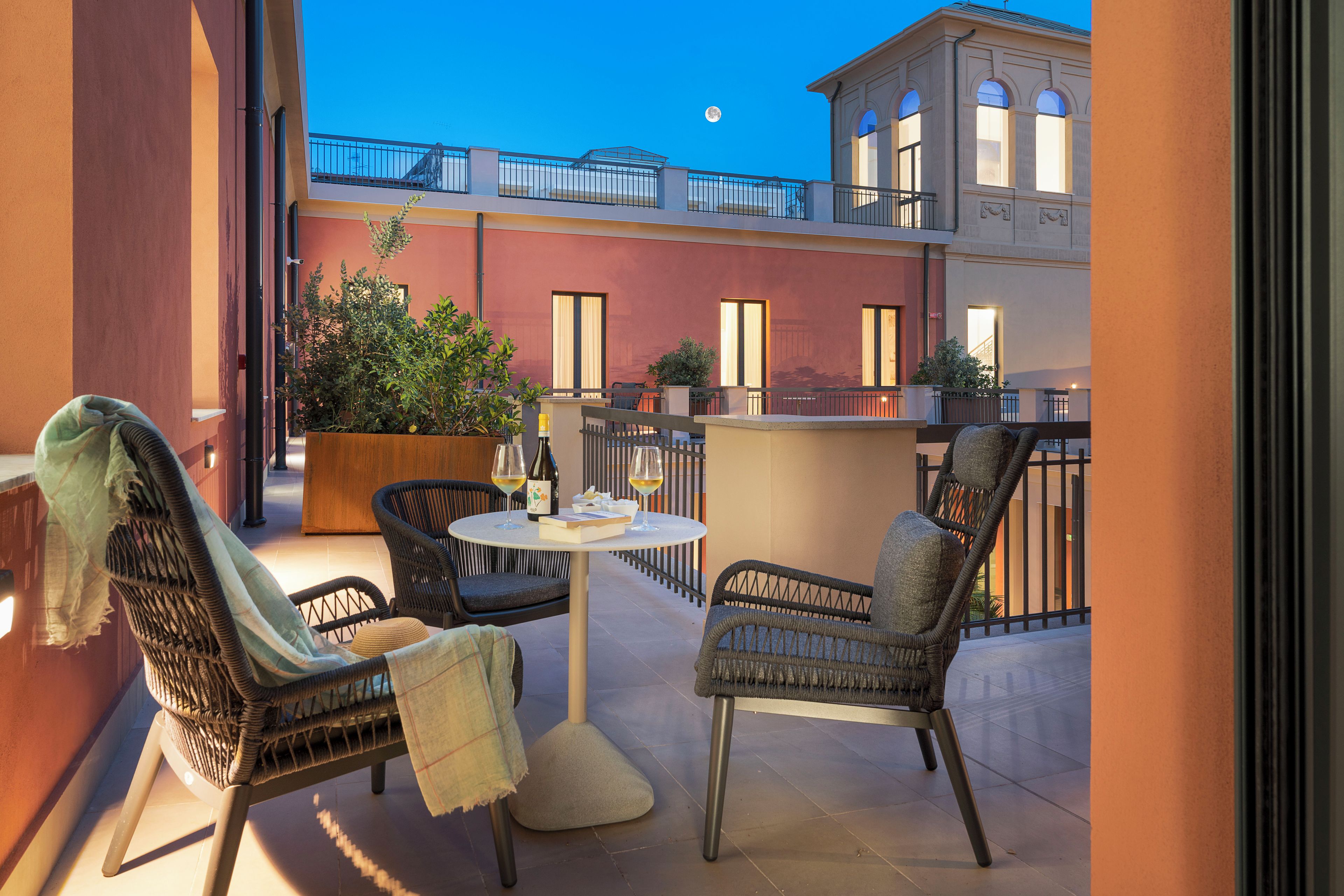Deluxe Suite | Outdoor dining
